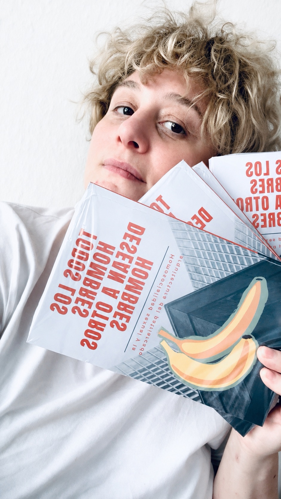 Ana Julia Di Lisio con su libro «Todos los hombres desean a otros hombres»